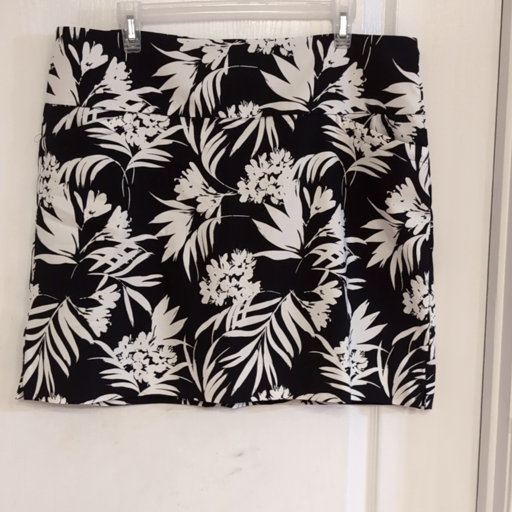 S.C. & Co Black/White Tropical Floral Pull On Skort. NWOT. Size XL